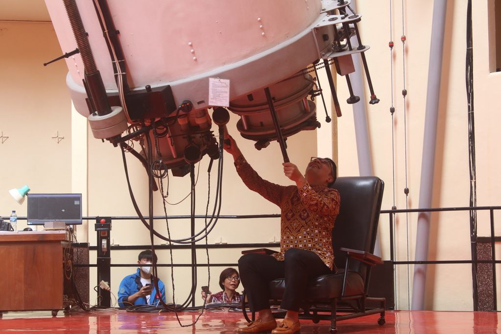 Gubernur Jawa Barat Ridwan Kamil mengamati teleskop Refraktor Ganda Zeiss di Observatorium Bosscha, Kecamatan Lembang, Kabupaten Bandung Barat, Jabar, Senin (30/1/2023). Teleskop ini merupakan instrumen pengamatan bintang terbesar di Bosscha dan beroperasi sejak tahun 1928.