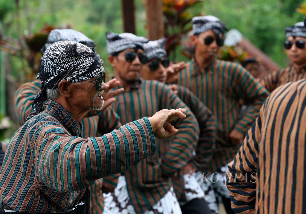 Para penari Gatholoco menari bersama di Punthuk Kendil, di lereng Menoreh, Desa Giritengah, Kecamatan Borobudur, Kabupaten Magelang, Jawa Tengah, Minggu (4/12/2023).
