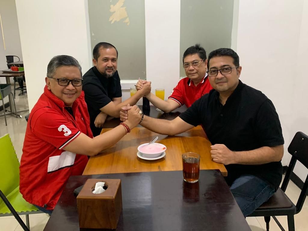 Sekjen PDI-P Hasto Kristiyanto bertemu dengan Sekjen Partai Demokrat Teuku Riefky Harsya di sebuah restoran di bilangan Blok M, Jakarta Selatan, Minggu (11/6/2023) petang. 