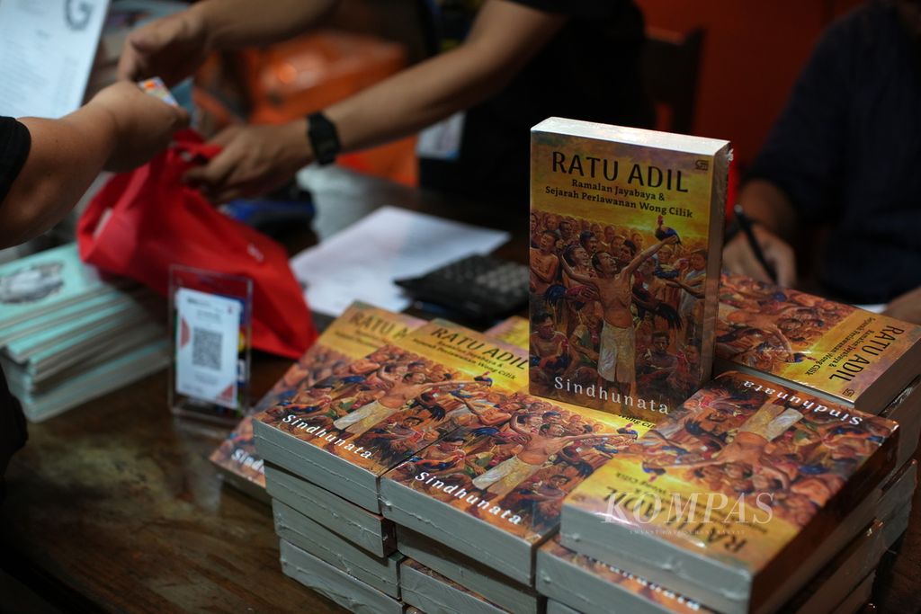 Pengunjung membeli buku <i>Ratu Adil; Ramalan Jayabaya & Sejarah Perlawanan Wong Cilik</i> karya wartawan senior Sindhunata di Bentara Budaya Jakarta, Jumat (12/1/2024). Buku itu ditulis Sindhunata untuk menangkap kisah perlawanan wong cilik dan cara mereka memupuk harapan di lorong penderitaan. 