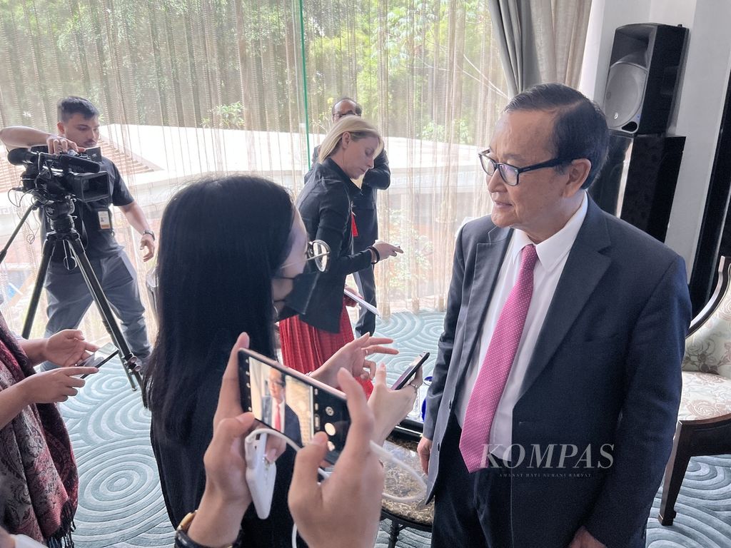Tokoh oposisi senior Kamboja, Sam Rainsy berbincang, dengan jurnalis dalam kunjungannya ke Jakarta, Jumat (19/5/2023). Rainsy yang kini tinggal di pengasingannya di Perancis kembali mendatangi sejumlah tokoh dan lembaga demokrasi di Indonesia untuk mendorong terciptanya demokrasi di negara asalnya.