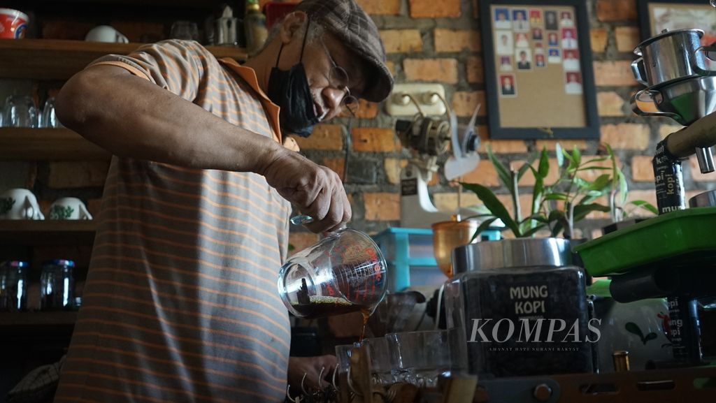 Hino Bagas Saputro (60) meracik segelas kopi arabika semendo di Kedai miliknya, Mung Kopi, Palembang, Sumatera Selatan, Minggu (31/7/2022). Kopi asal Sumsel terus digaungkan untuk menjadi kopi premium, semua pihak berjibaku untuk memperkuat identitas kopi asal Sumsel guna memperluas pasar.