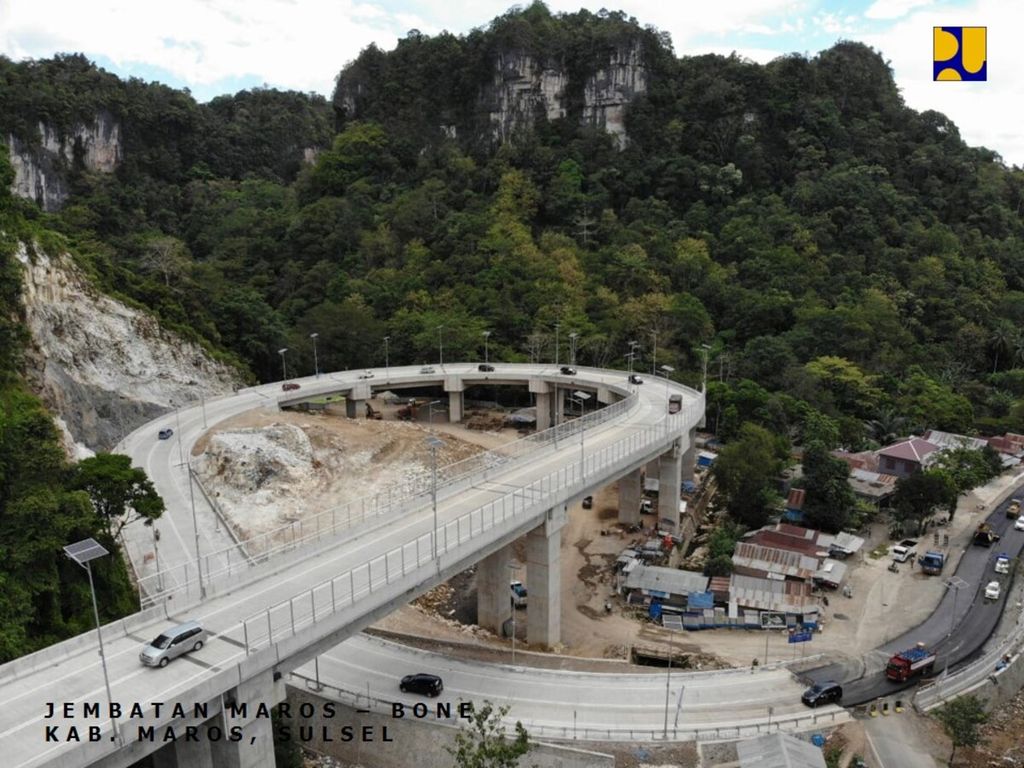 Ilustrasi jalan yang baru selesai diperbaiki kemiringannya di antara Makasar-Wajo, Sulawesi Selatan.