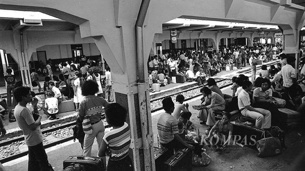 Penumpang bejubel di peron Stasiun Gambir, Jakarta, menunggu kereta api yang akan mengangkut mereka mudik ke kampung halamannya (13/9/1977). Karcis yang dijual tanpa tanda tempat duduk secara tak terbatas menyebabkan keadaan yang demikian itu. Akibatnya para penumpang berebut untuk bisa naik lebuh dulu ke dalam kereta.