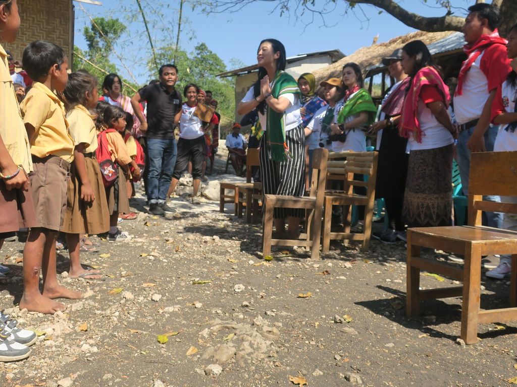 Sukarelawan pengajar dari Komunitas 1.000 Guru memperkenalkan diri ke siswa SDN Mata Wa Matee di Kabupaten Sumba Barat, Nusa Tenggara Timur.