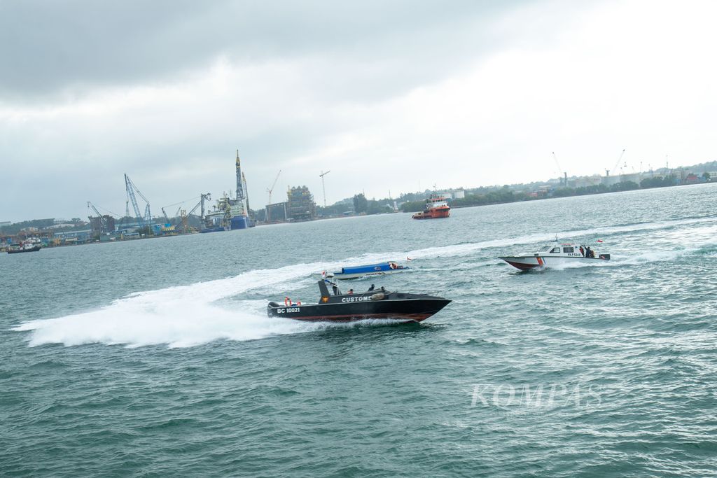 Perahu petugas Bea dan Cukai serta perahu Kesatuan Penjagaan Laut dan Pantai menyergap perahu penyelundup pekerja migran dalam simulasi yang digelar di perairan Batam, Kepulauan Riau, Rabu (19/1/2022).