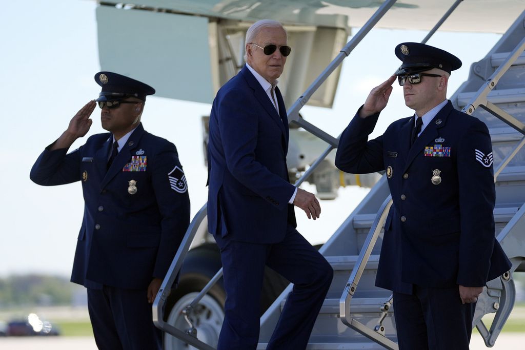 Presiden AS Joe Biden naik pesawat kepresidenan, Air Force One, untuk terbang meninggalkan Bandar Udara Internasional Milwaukee Mitchell di Milwaukee, AS, Rabu (8/5/2024). 