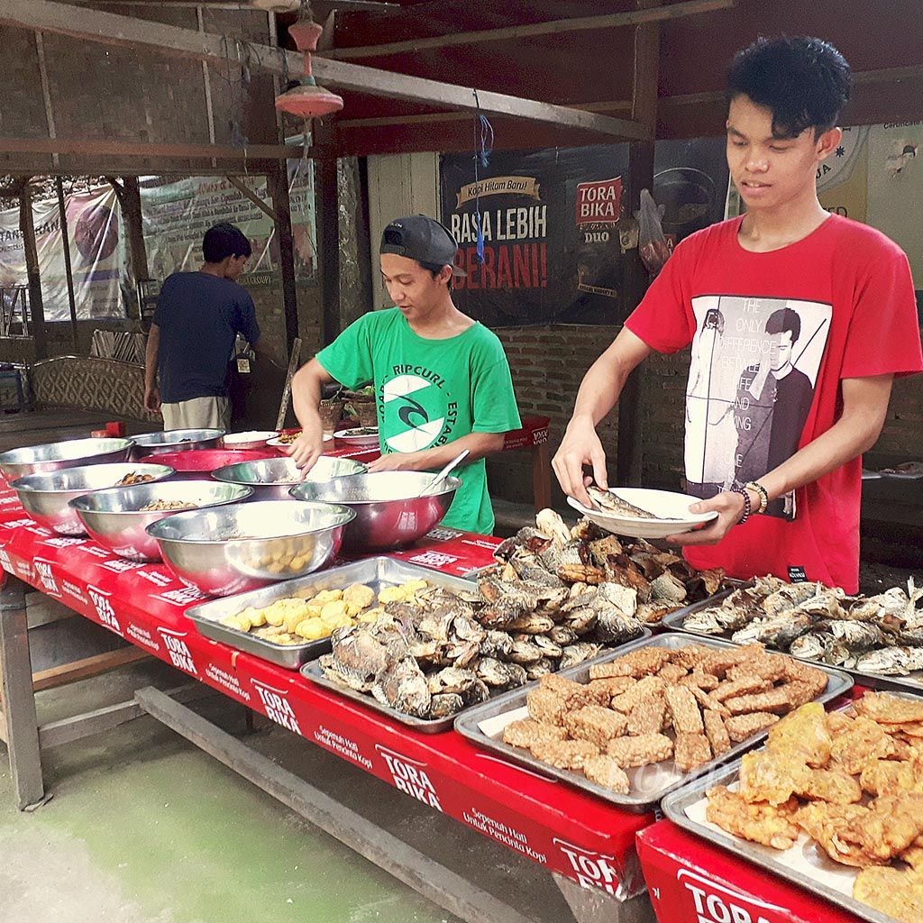 Beragam  menu masakan disajikan Warung Betawi Mpok Kuni di Cipete, Kecamatan Pinang, Kota Tangerang, Kamis (16/11).