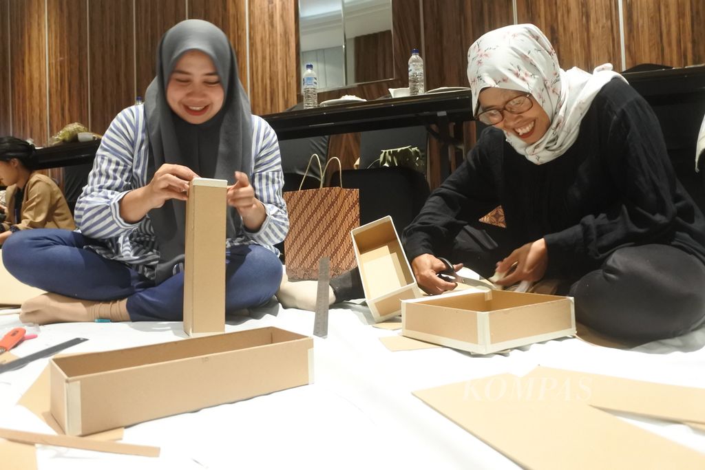 Peserta membentuk kotak hamper dalam Pelatihan Pembuatan Suvenir Tahap 1 Dinas Pariwisata Kota Mataram di Hotel Lombok Astoria, Mataram, Nusa Tenggara Barat, Selasa (7/5/2024). 