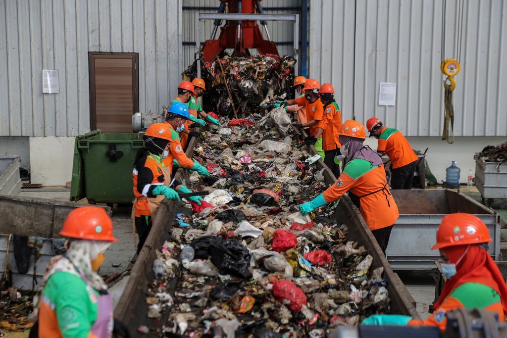 Pekerja menyortir sampah baru yang akan diproses menjadi <i>refuse derived fuel </i>(RDF) di kawasan Fasilitas Landfill Mining dan Refuse Derived Fuel Plant TPST Bantargebang, Kota Bekasi, Selasa (27/6/2023). 