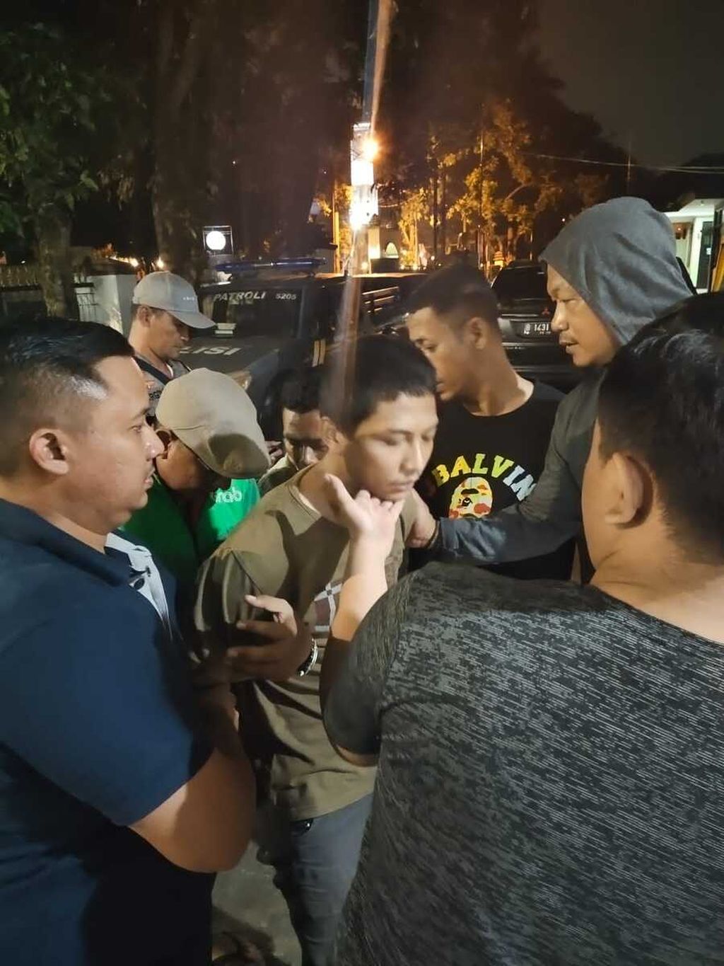 Petugas pemasyarakatan dan aparat mengamankan Aditya Egaftyan alias Bokir, warga binaan Lapas Kelas I Cipinang, Jakarta Timur, yang kabur ke Cibinong, Jawa Barat, Senin (31/10/2022).