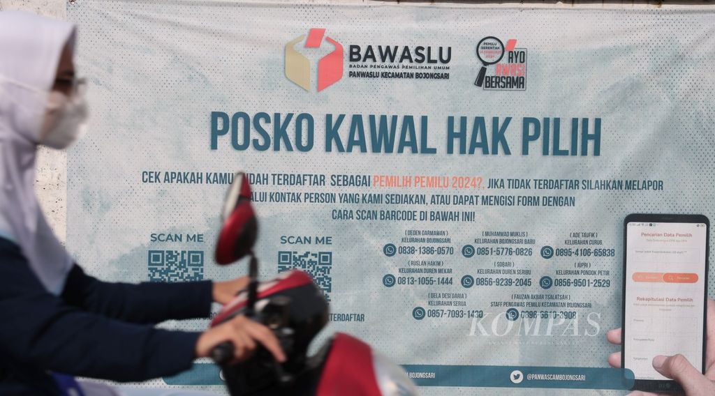Sosialisasi hak pilih dalam Pemilu 2024 dilakukan Badan Pengawas Pemilu (Bawaslu) hingga ke tingkat kelurahan, seperti terlihat di kawasan Bojongsari, Depok, Jawa Barat, Kamis (13/4/2023). 
