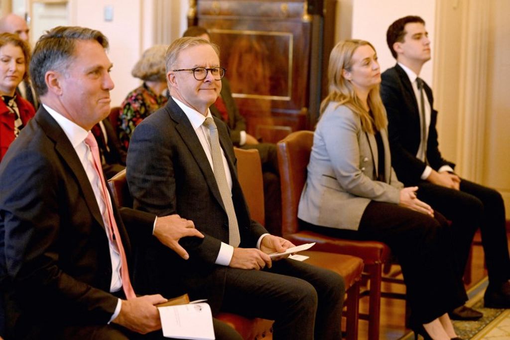 Perdana Menteri baru Australia Anthony Albanese (tengah) dan Wakil Perdana Menteri Richard Marles menghadiri upacara pelantikan di Government House di Canberra pada Senin, 23 Mei 2022. 