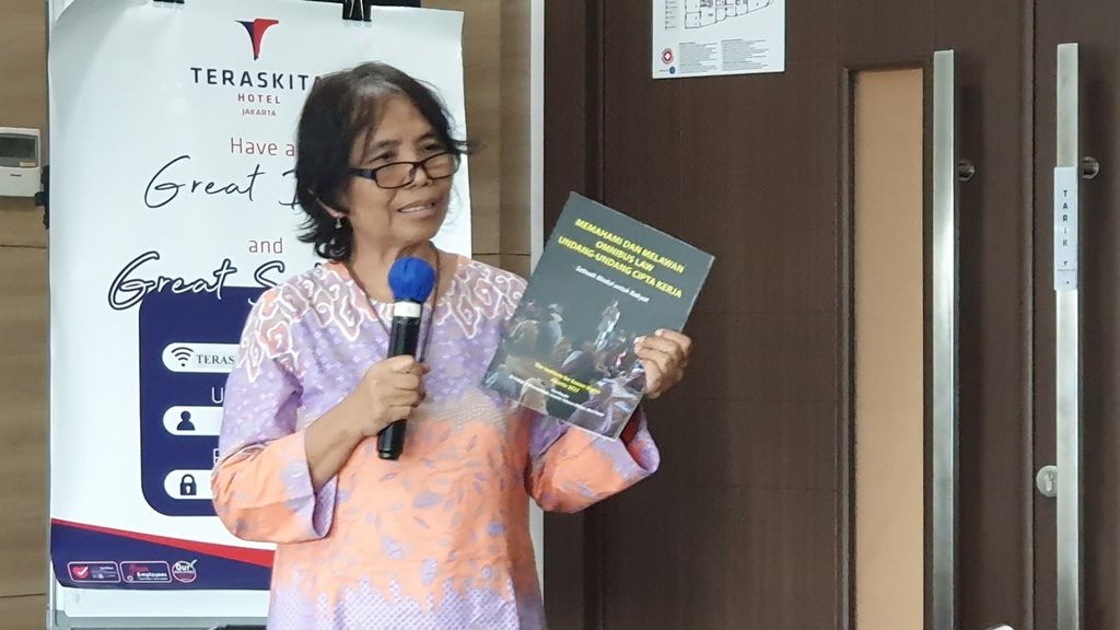 Peneliti The Institute for Ecosoc Rights, Sri Palupi, menjelaskan potensi dampak UU Cipta Kerja terhadap masyarakat desa dan buruh dalam peluncuran buku modul untuk rakyat berjudul <i>Memahami dan Melawan Omnibus Law UU Cipta Kerja</i> di Jakarta, Jumat (24/3/2023).