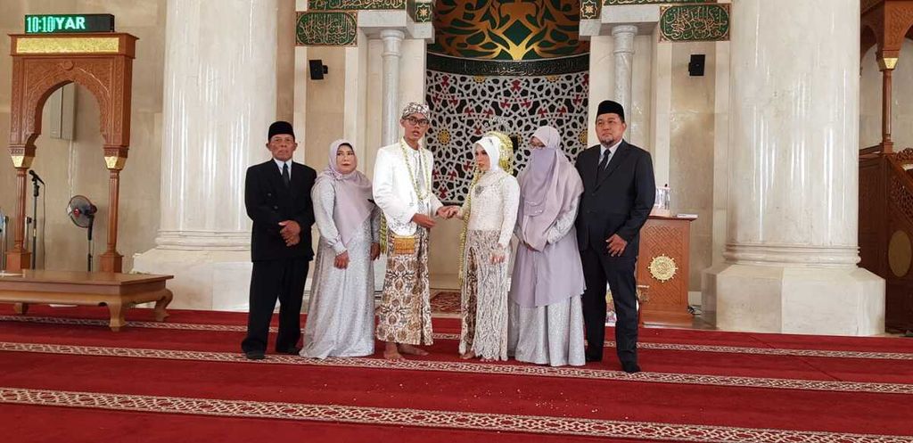 Suasana saat Almas Tsaqibbirru menikah dengan Annisa Hesti Kurniawati di Masjid Madaniyah, Karanganyar, Jawa Tengah.