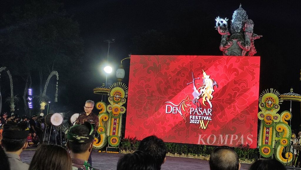 Staf Ahli Bidang Inovasi dan Kreativitas Kementerian Pariwisata dan Ekonomi Kreatif Joshua Puji Mulia Simanjuntak menyampaikan sambutan Menteri Pariwisata dan Ekonomi Kreatif dalam acara pembukaan Denpasar Festival ke-15, Rabu (21/12/2022), di Denpasar, Bali. 