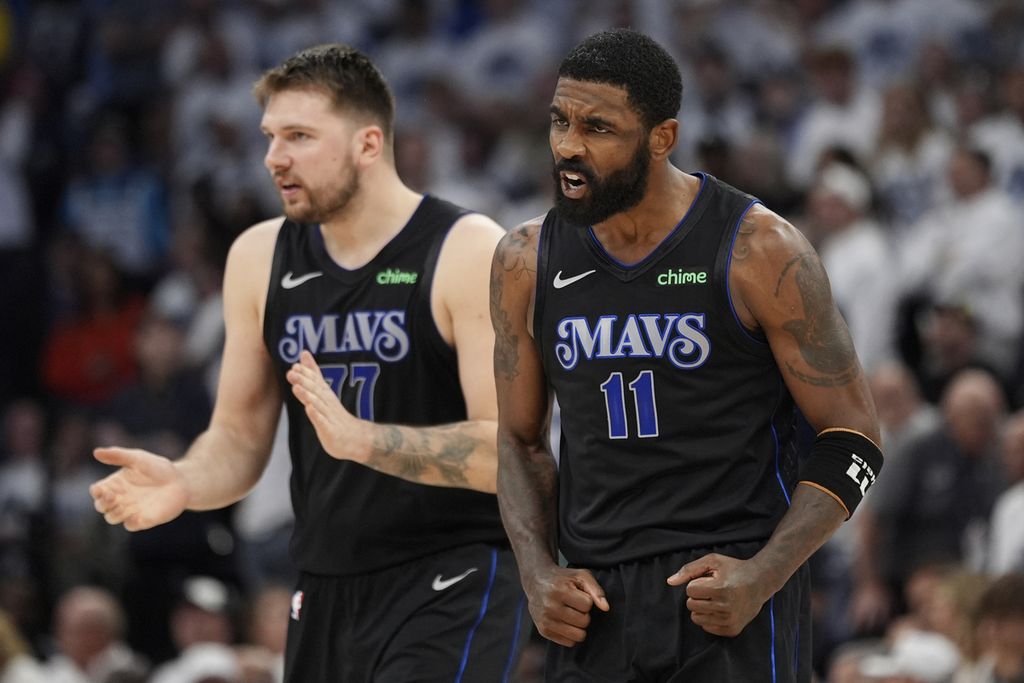 Ekspresi <i>guard</i> Dallas Mavericks, Kyrie Irving (kanan) dan Luka Doncic, dalam pertandingan kedua final Wilayah Barat NBA antara Mavericks dan Timberwolves, Sabtu (25/5/2024) WIB di Target Center, Minneapolis. Mavericks unggul atas Timberwolves, 109-108.