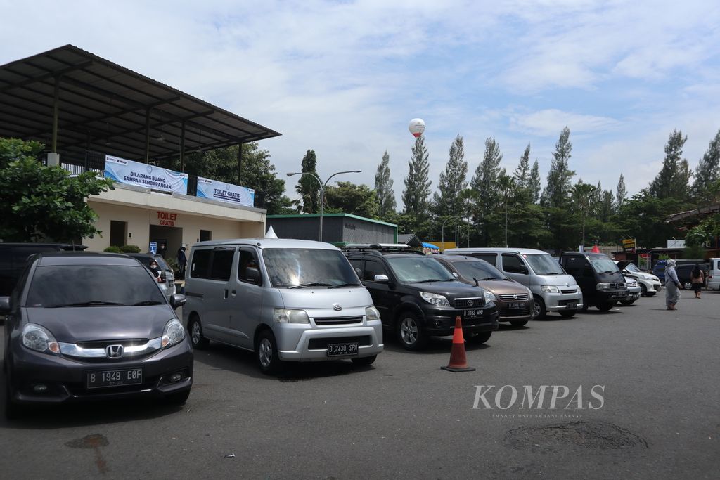 Rest Area 207A di ruas Tol Palimanan-Kanci, Cirebon, Jawa Barat, Kamis (28/4/2022). Pengelola tol dan kepolisian kembali menerapkan sistem buka tutup area istirahat untuk mengurai kepadatan. 