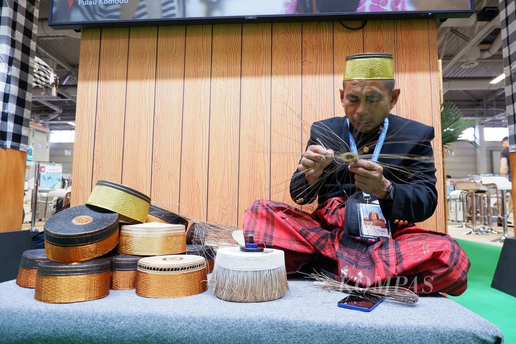 Azistabah (53) membuat songkok recca khas Bone, Sulawesi Selatan, di paviliun Indonesia pada hari kedua Internationale Tourismus Borse (ITB) Berlin 2023 di Messe, Berlin, Jerman, Rabu (8/3/2023). 
