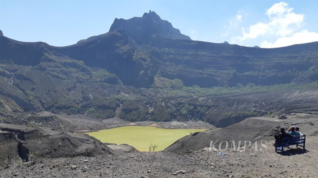 Kondisi kawah Gunung Kelud pada akhir September 2018 di Jawa Timur, kini terisi air setelah mengalami erupsi pada Februari 2014.