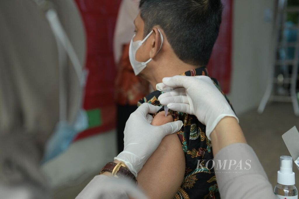Warga Aceh mengikuti vaksinasi Covid-19 di Banda Aceh, Rabu (9/6/2021). Realisasi vaksinasi Covid-19 di Provinsi Aceh baru sekitar 300.000 jiwa dari target 3,3 juta jiwa. 