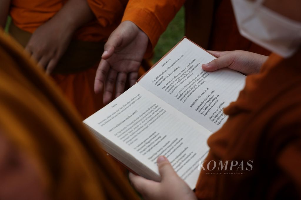 Biksu dari Pasastrian Kusalamitra membaca kitab puja bakti setelah melakukan ibadah penghormatan di Candi Borobudur, Magelang, Jawa Tengah, Senin (27/6/2022). 