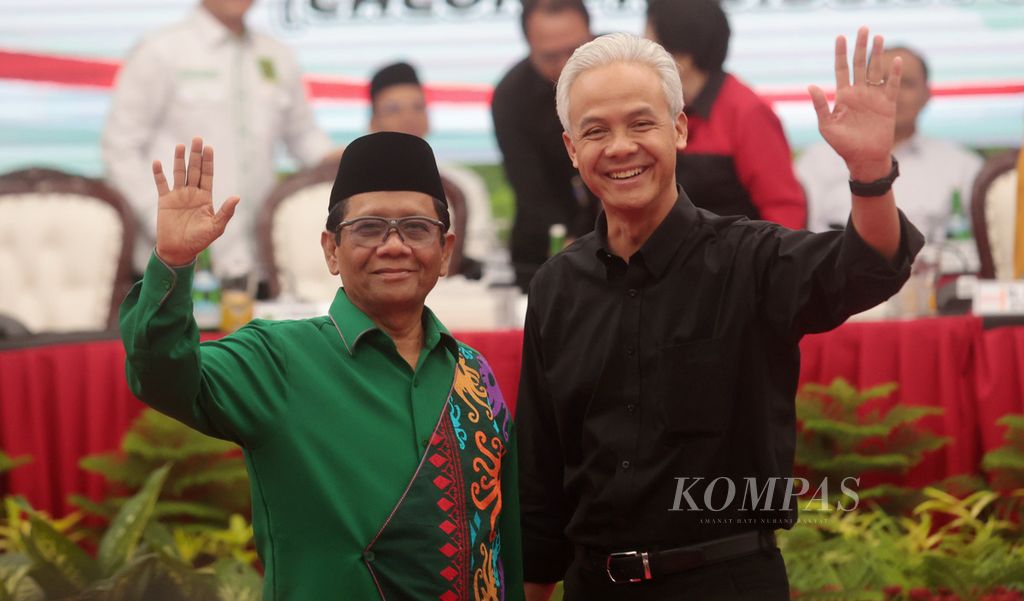 Pasangan bakal calon presiden dan wakil presiden Ganjar Pranowo (kanan) dan Mahfud MD berpose seusai pengumuman bakal calon wakil presiden di Kantor DPP PDI-P, Jakarta, Rabu (18/10/2023). 