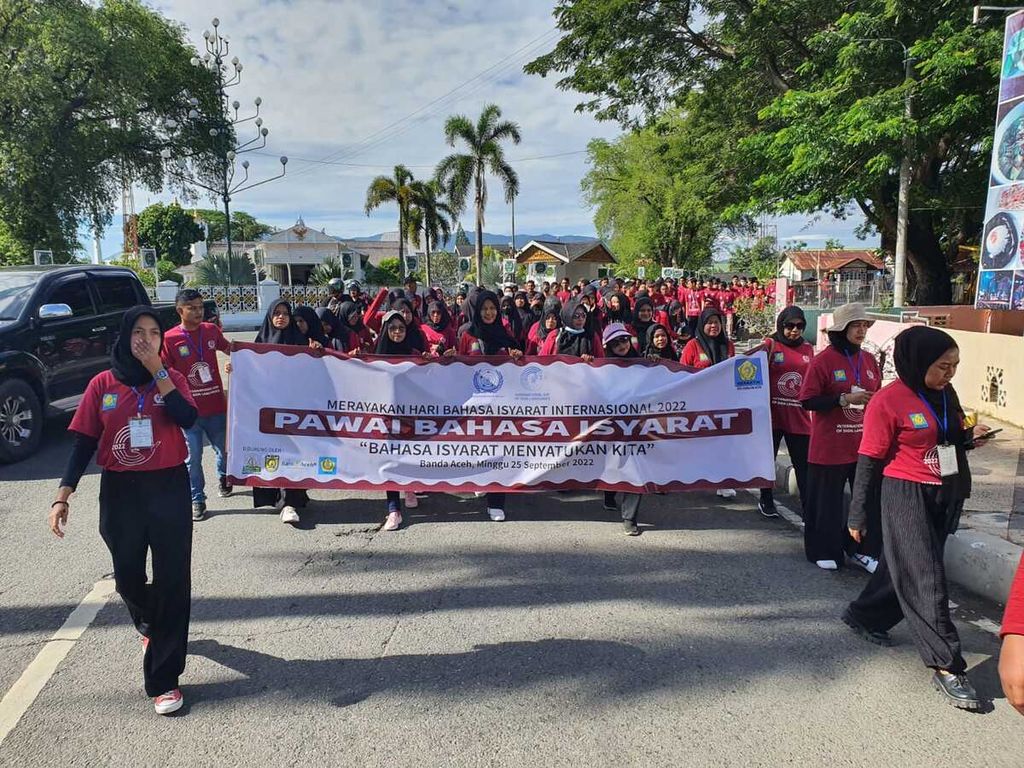 Anggota Gerakan untuk Kesejahteraan Tunarungu Indonesia (Gerkatin) Provinsi Aceh saat kampanye Hari Bahasa Isyarat Internasional (HBII) 2022, pada Minggu (25/9/2022). 