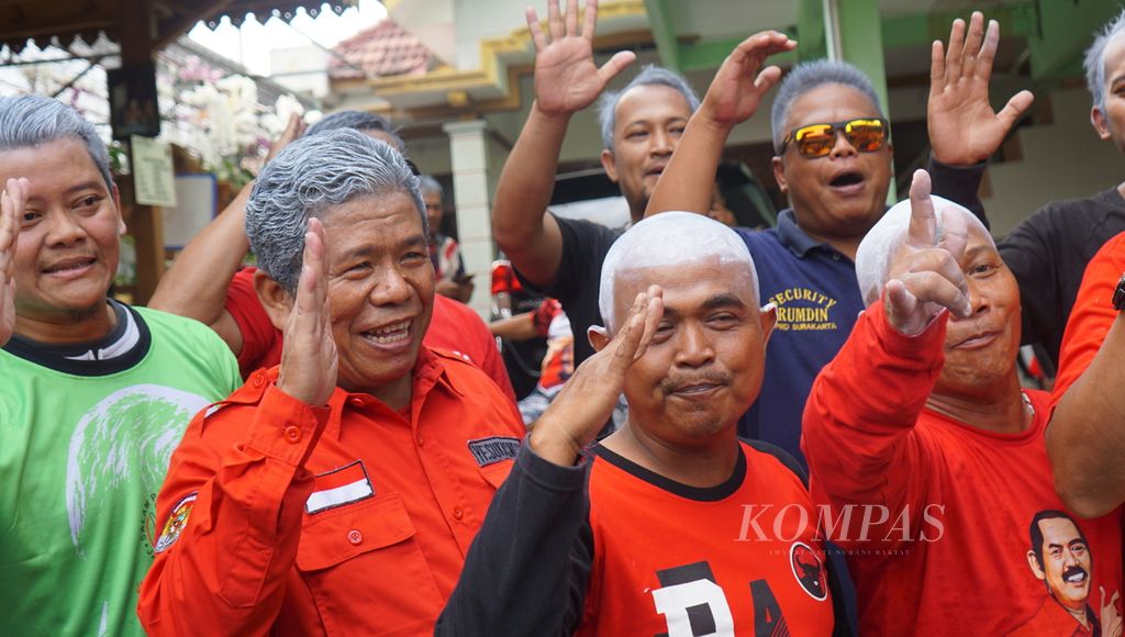 PDI-P cadres dye their hair white, in Surakarta City, Central Java, Friday (21/4/2023). The action was a form of support for Central Java Governor Ganjar Pranowo who was chosen as a presidential candidate from the PDI-Perjuangan.