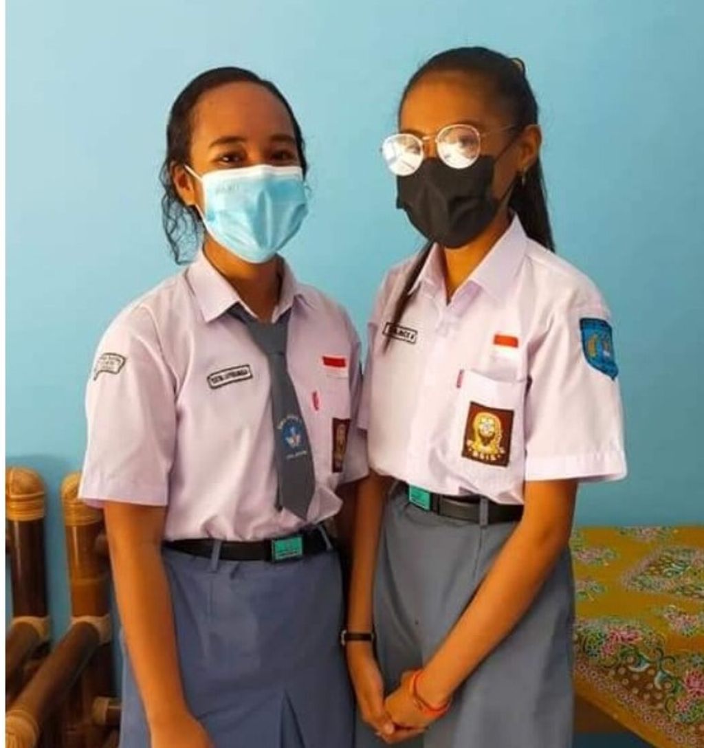 Marice Makanlehi (16) dan Yustin Napenlanggu (16), siswa SMA swasta di Alor, Nusa Tenggara Timur, peraih perunggu di World Chemistry Applied Olimpiade 2021. 