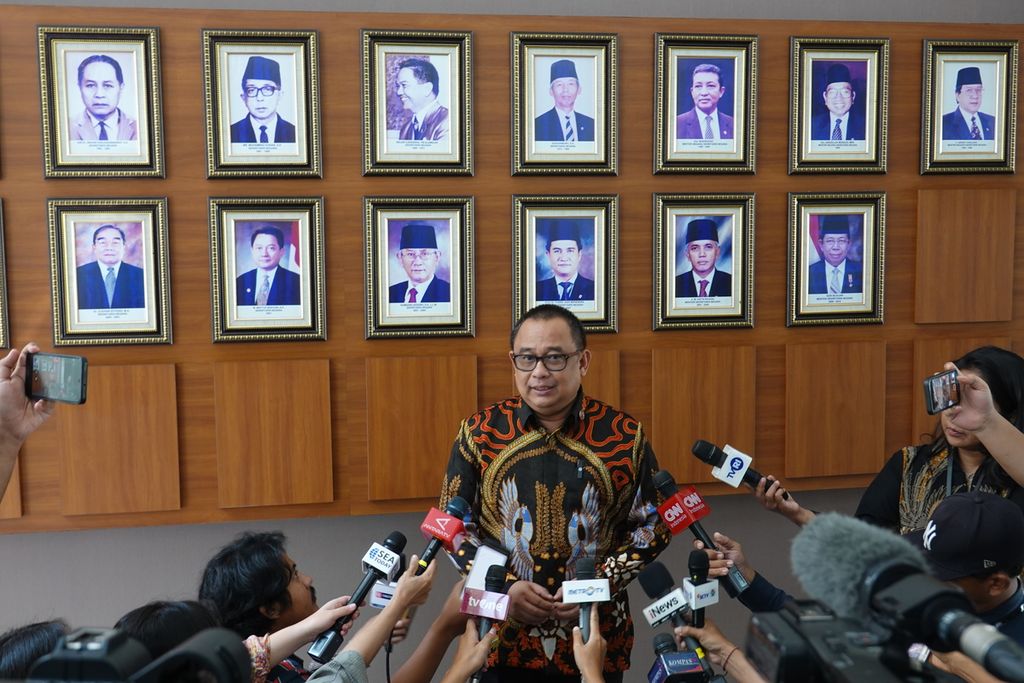 Koordinator Staf Khusus Presiden Ari Dwipayana memberikan keterangan pers di Gedung Kementerian Sekretariat Negara, Jakarta,  Jumat (5/1/2024).