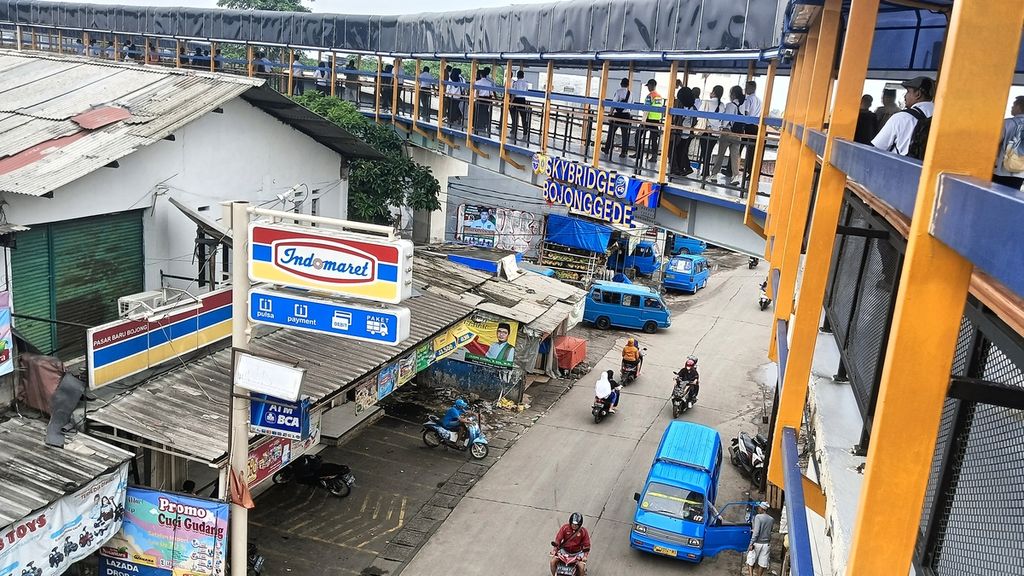 Pihak Badan Pengelola Transportasi Jabodetabek, PT Kereta Commuter Indonesia, dan Pemerintah Kabupaten Bogor saat peninjauan kesiapan operasionalisasi Skybridge Bojonggede, Kabupaten Bogor, Jawa Barat, Senin (4/12/2023) sore.