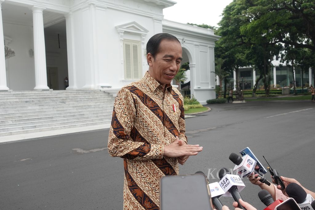 Presiden Joko Widodo saat memberikan keterangan kepada juranlis di halaman Istana Merdeka, Jakarta, Senin (4/12/2023).