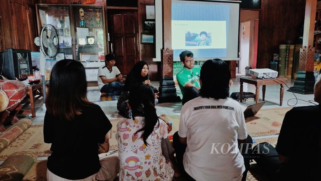 Kegiatan pembelajaran tentang air hujan yang diselenggarakan Komunitas Banyu Bening di Kecamatan Ngaglik, Kabupaten Sleman, DIY, Sabtu (9/3/2024).