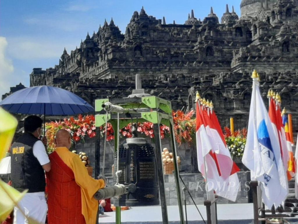 Pemukulan gong menandai detik Waisak dalam perayaan Trisuci Waisak di pelataran Candi Borobudur, Kabupaten Magelang, Jawa Tengah, Senin (16/5/2022).
