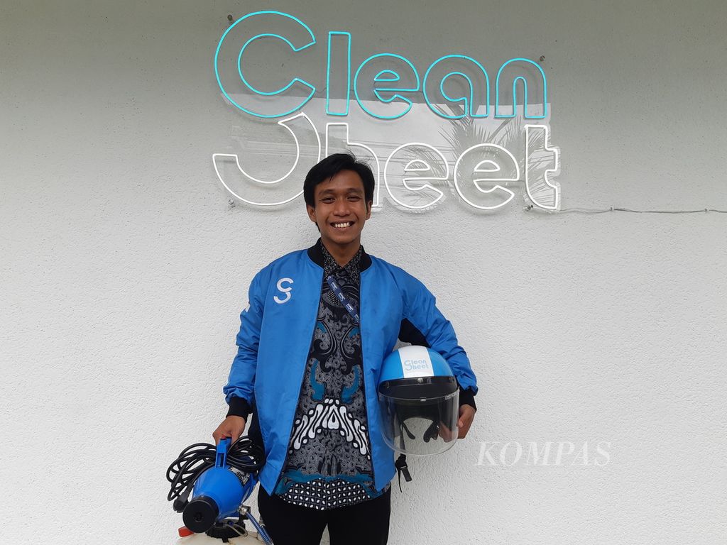 Dihqon Nadaamist, pendiri Clean Sheet, usaha jasa pembersihan rumah dan kantor di Bogor, Jawa Barat.