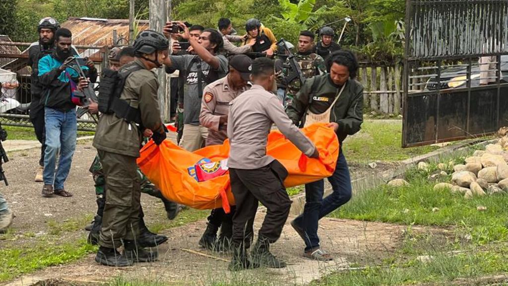 Aparat kepolisian mengevakuasi jenazah salah satu dari tiga korban akibat serangan KKB di Kabupaten Pegunungan Bintang, Papua Pegunungan, Selasa (6/12/2022).