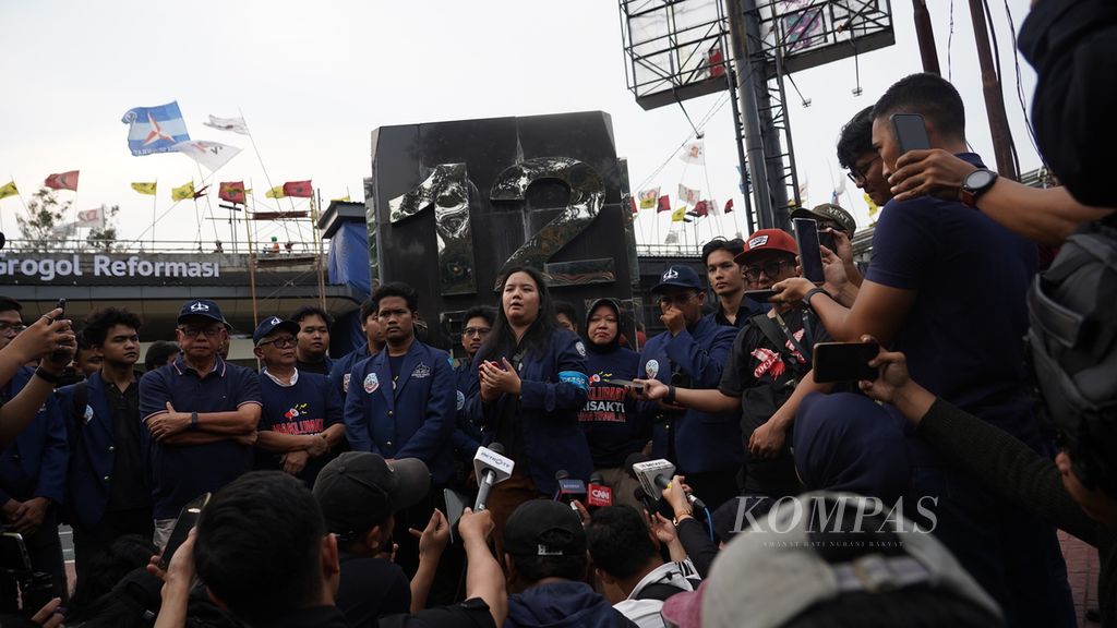 Orasi para mahasiswa, sivitas akademika, dan alumni Universitas Trisakti Jakarta saat menggelar aksi Trisakti Bergerak di sekitar Tugu Reformasi di Grogol, Jakarta, Jumat (9/2/2024). 