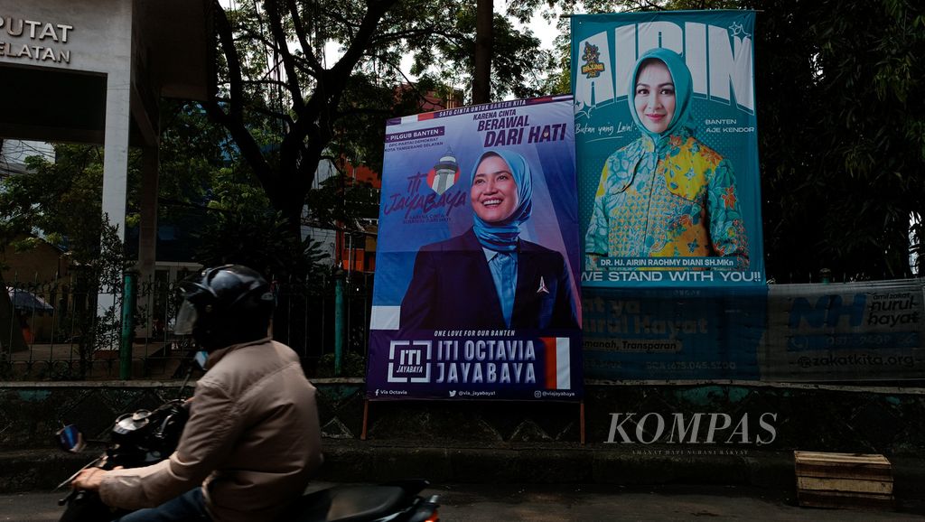 Sejumlah nama bakal calon gubernur yang akan berkontestasi mulai aktif menyosialisasikan diri kepada masyarakat seperti terlihat di kawasan Ciputat, Tangerang Selatan, Banten, Sabtu (18/5/2024). 