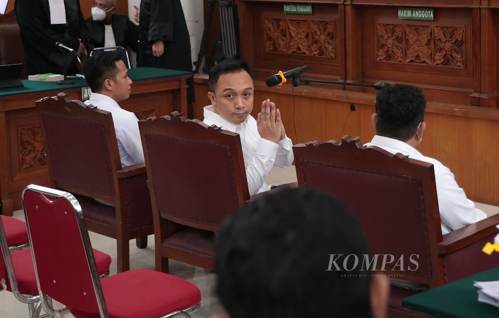 Terdakwa kasus pembunuhan berencana Brigadir J atau Nofriansyah Yosua Hutabarat, Richard Eliezer Pudihang Lumiu (kanan), Ricky Rizal (tengah), dan Kuat Ma'ruf menjalani sidang lanjutan di Pengadilan Negeri Jakarta Selatan, Jakarta, Senin (7/11/2022). 