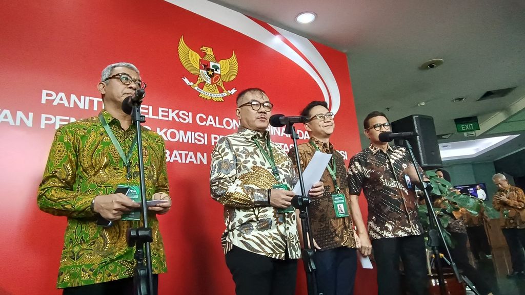 Anggota Panitia Seleksi Calon Pimpinan dan Calon Dewan Pengawas Komisi Pemberantasan Korupsi, Elwi Danil (kedua dari kiri), mengumumkan tahapan seleksi tertulis di Jakarta, Rabu (31/7/2024). 