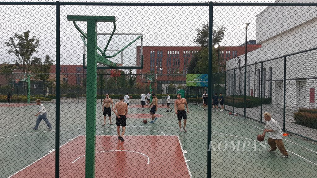 Pemandangan di lapangan basket luar ruangan di Wisma Atlet dalam kompleks Universitas Chengdu, China, Selasa (1/8/2023).
