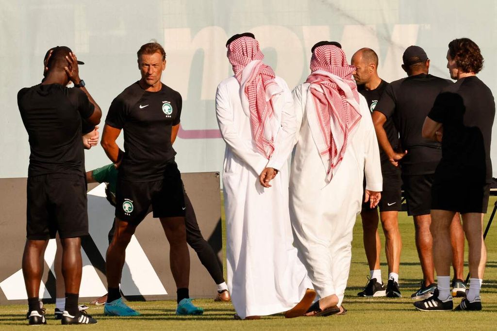 Pelatih Arab Saudi Herve Renard (kedua kiri) memimpin sesi latihan di Sealine Training Site, Sealine, Qatar, Jumat (25/11/2022). Arab Saudi akan menghadapi Polandia dalam pertandingan Grup C Piala Dunia Qatar, Sabtu (26/11/2022).