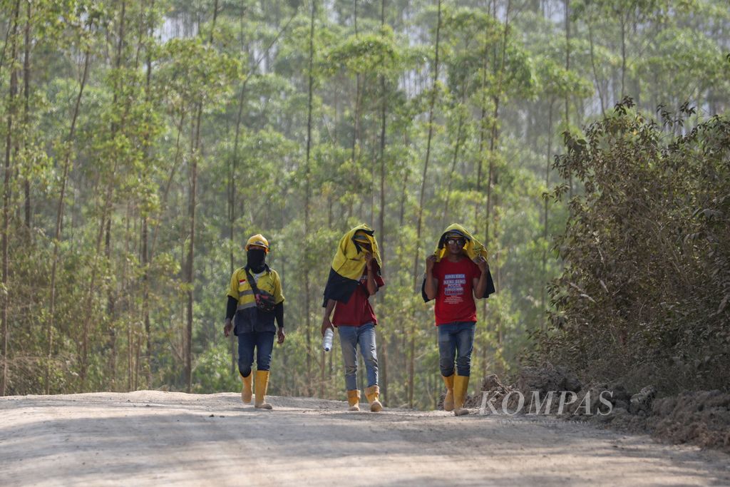 Para pekerja berjalan kaki di kawasan Ibu Kota Nusantara, Provinsi Kalimantan Timur, Sabtu (30/12/2023).