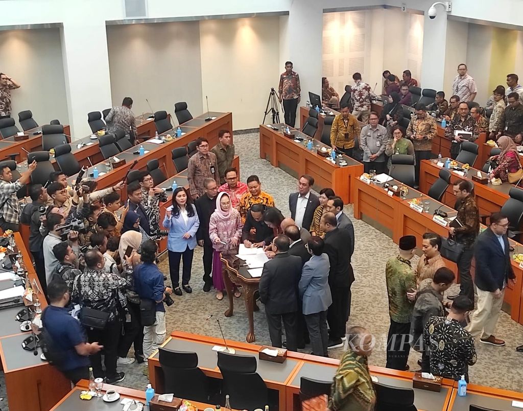 Pemerintah dan Badan Anggaran Dewan Perwakilan Rakyat menyetujui pembahasan tingkat pertama Rancangan Anggaran Pendapatan dan Belanja Negara (RAPBN) 2025 di Kompleks Parlemen, Senayan, Jakarta, Selasa (17/9/2024). RAPBN 2025 akan disepakati menjadi APBN 2025 dalam Rapat Paripurna DPR, Kamis (19/9/2024).