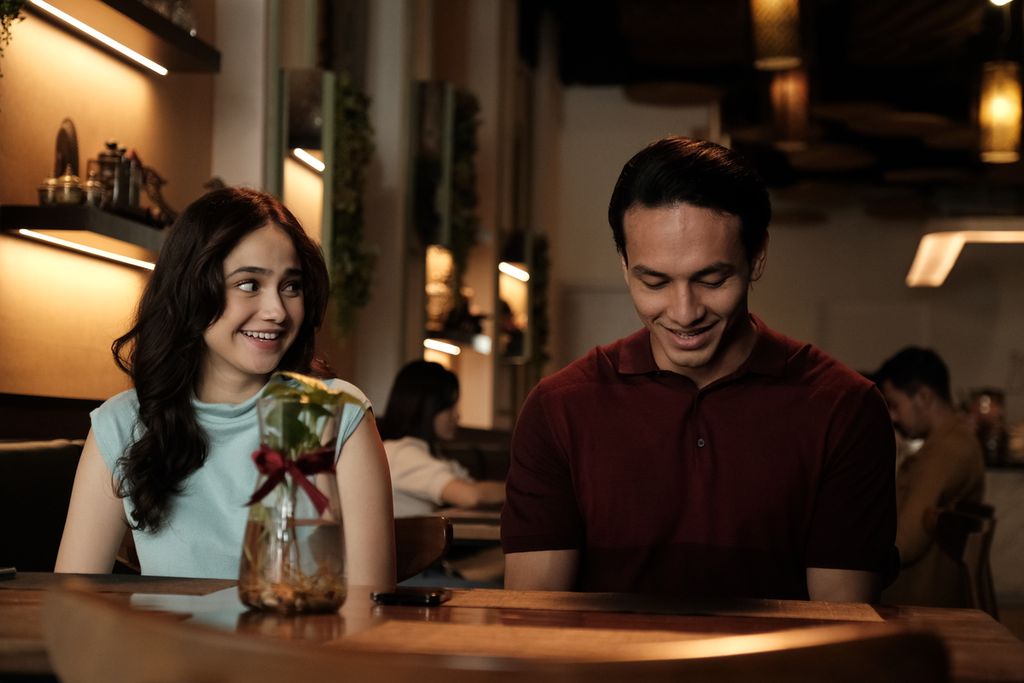 Syifa Hadju dan Jefri Nichol dalam film <i>Mohon Doa Restu.</i>