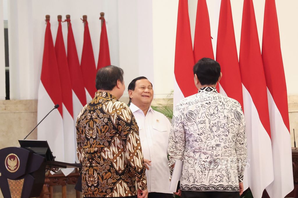 Menteri Pertahanan Prabowo Subianto (tengah) berbincang dengan Menko Perekonomian Airlangga Hartarto (kiri) dan Menko Kemaritiman dan Investasi Luhut Binsar Pandjaitan berbincang sebelum sidang kabinet paripurna dimulai di Istana Negara, Jakarta, Senin (24/6/2024).