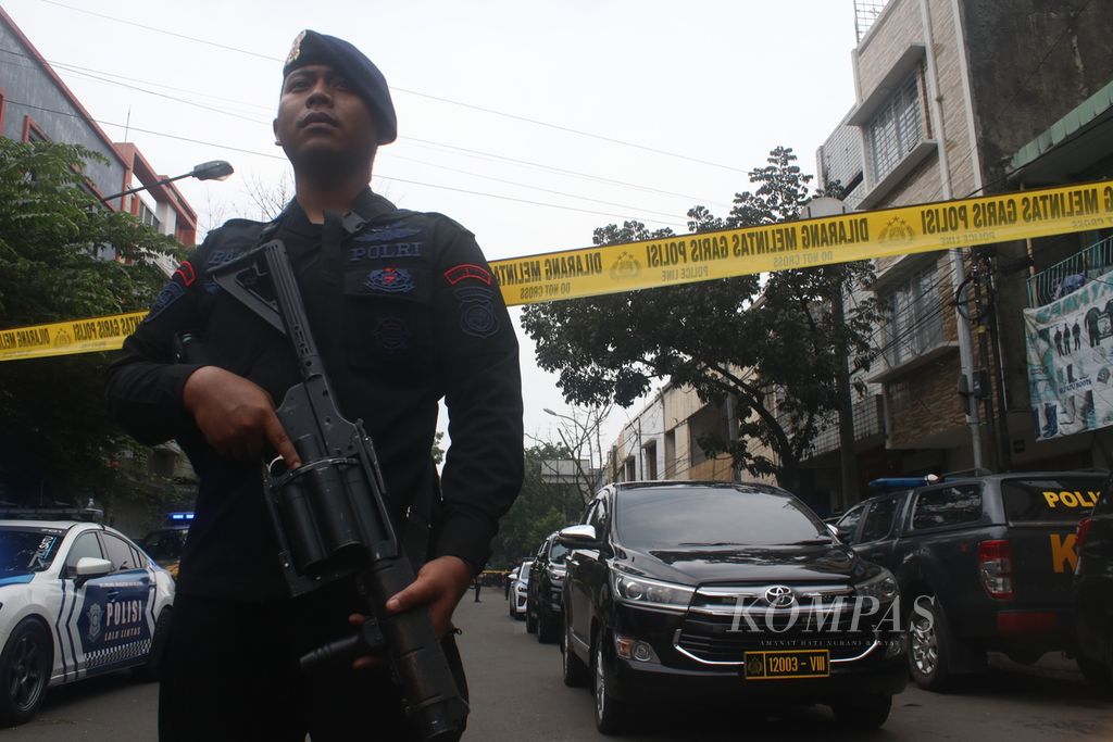 Petugas bersenjata laras panjang berjaga di ruas Jalan Astanaanyar, Kota Bandung, Jawa Barat, Rabu (7/12/2022). Di jalan ini terdapat Kantor Polsek Astanaanyar yang menjadi sasaran bom bunuh diri.
