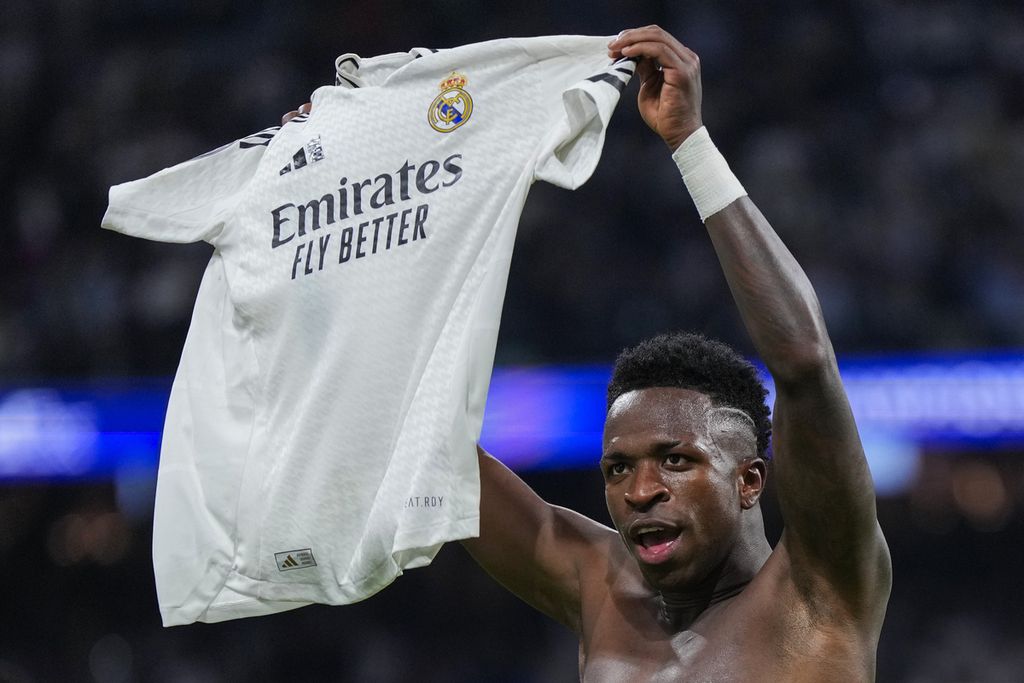 Penyerang Real Madrid, Vinicius Junior, merayakan gol yang dicetaknya ke gawang Borussia Dortmund pada laga Liga Champions di Santiago Bernabeu, Madrid, Spanyol, Rabu (23/10/2024) dini hari WIB. Madrid menang 5-2.