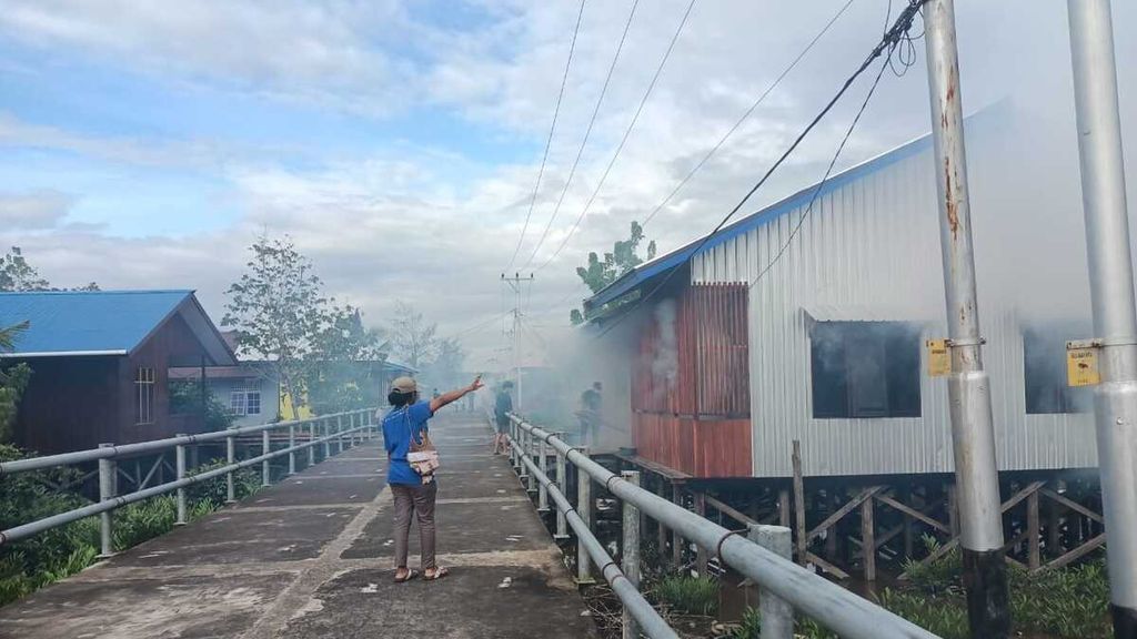 Petugas Dinas Kesehatan Kabupaten Asmat melakukan penyemprotan nyamuk di setiap rumah warga Distrik Agats, ibu kota Kabupaten Asmat, Papua, Juni 2022.